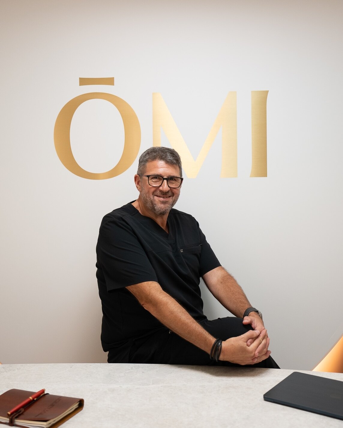 El Dr. Alejandro Lucchelli en su consulta, bajo el logotipo de ŌMI longevity