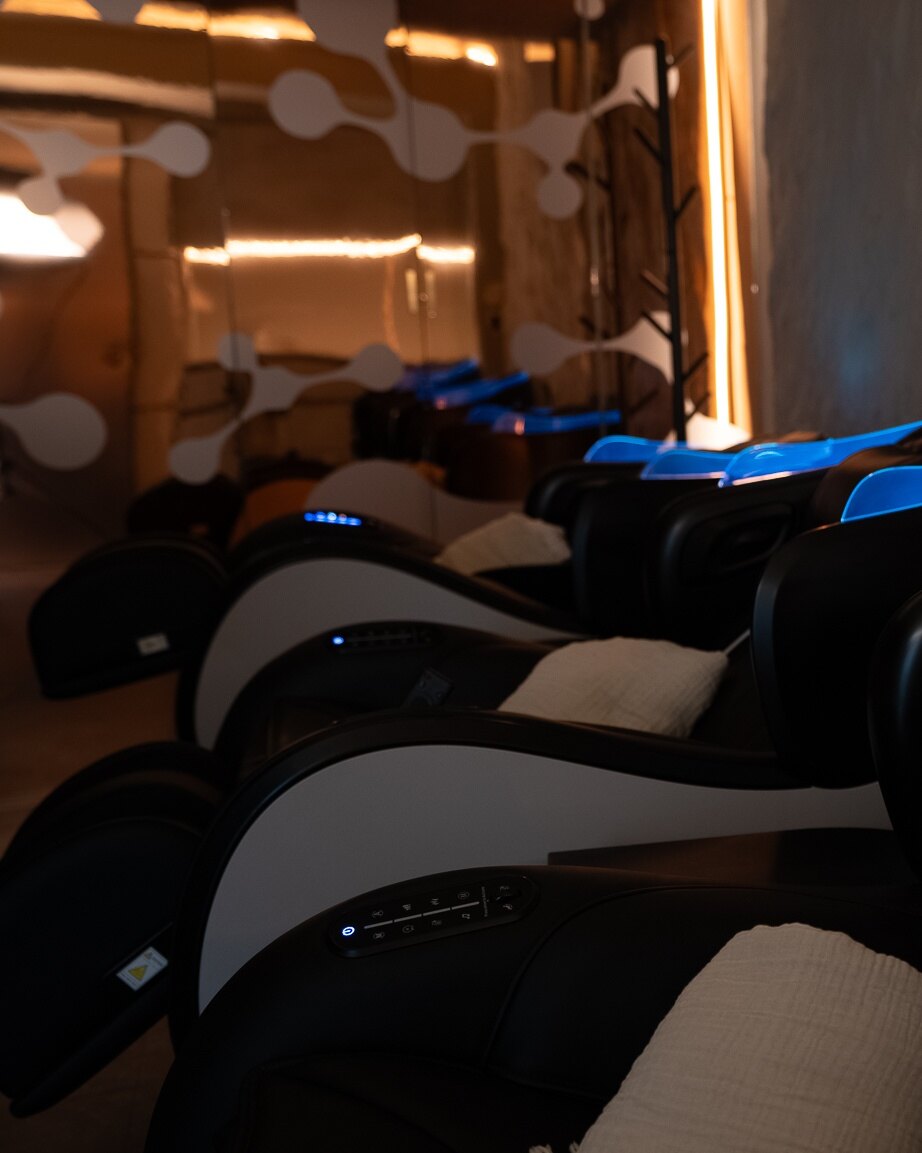 Sala de sueroterapia de ŌMI longevity en Recoleta, con los sillones bajo luz cálida