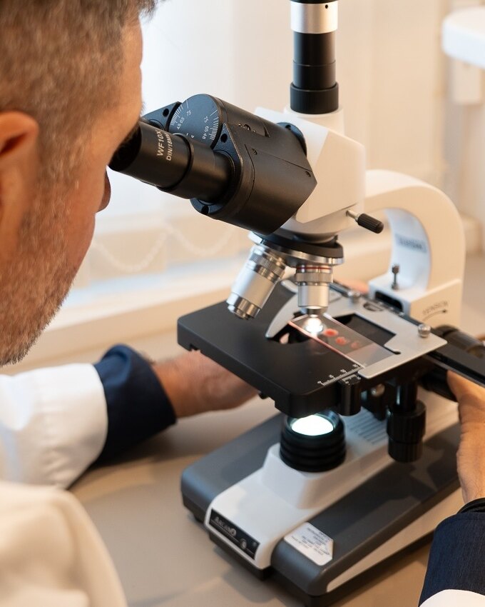 Observación de una muestra de sangre capilar en el microscopio de la consulta