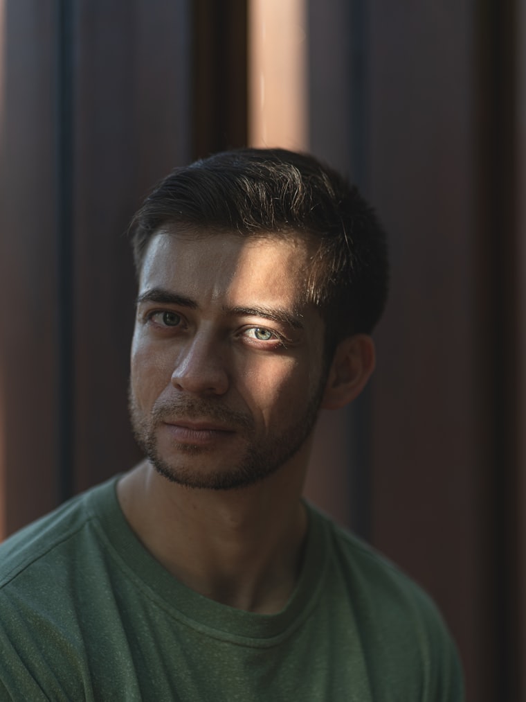 Hombre de mediana edad retratado con luz natural de ventana