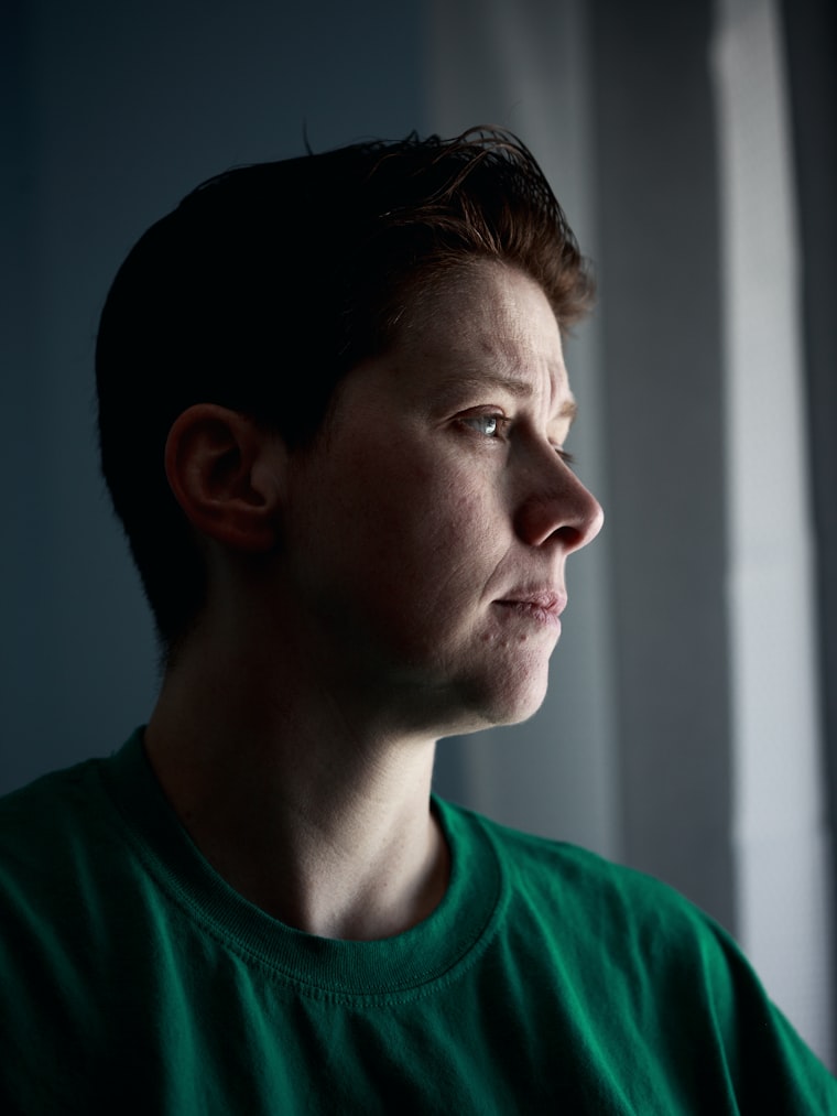 Retrato en luz baja de una persona adulta de perfil