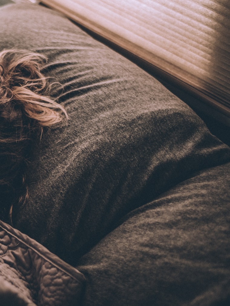Cama con luz de la mañana, descanso interrumpido